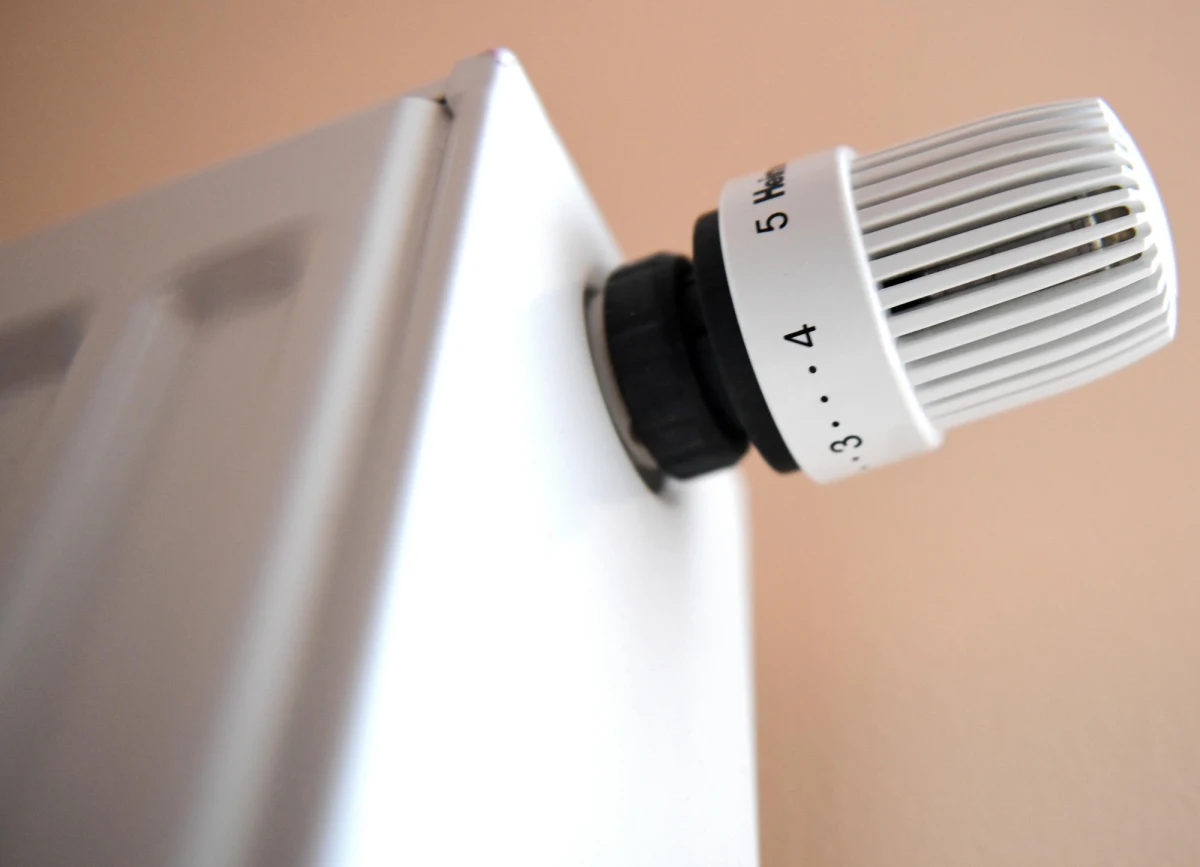 Miejskie służby informują o awarii ciepłowniczej w Krakowie. Na szczęście dziś w mieście temperatura na plusie. Dostawy ciepła systematycznie są przywracane. 