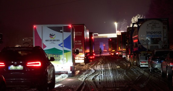 Tysiące kierowców i pasażerów spędziło noc w pojazdach, które utknęły w wielokilometrowych korkach na niemieckich autostradach. Wolontariusze rozdawali im koce i ciepłe napoje. Powodem są marznący deszcz i gołoledź. Na dziś synoptycy nie mają lepszych wieści. Niemców czeka kolejny dzień chaosu na drogach i lotniskach. 