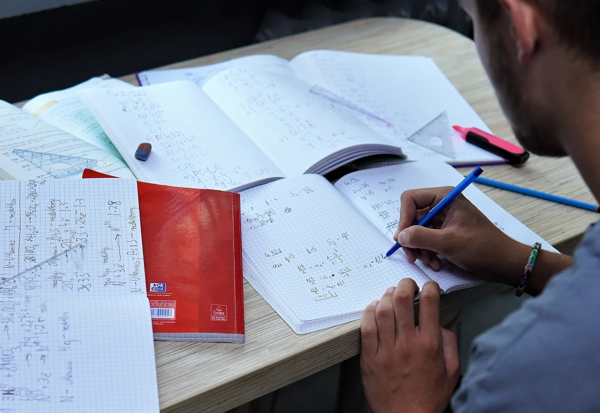 ​Nie jest możliwe w trakcie trwającego roku szkolnego dokonanie istotnych zmian w organizacji egzaminu maturalnego - poinformowało Ministerstwo Edukacji Narodowej w odpowiedzi na petycję w sprawie matur ustnych. Jej autorzy apelują o zmiany. MEN nie wyklucza ich w przyszłości.