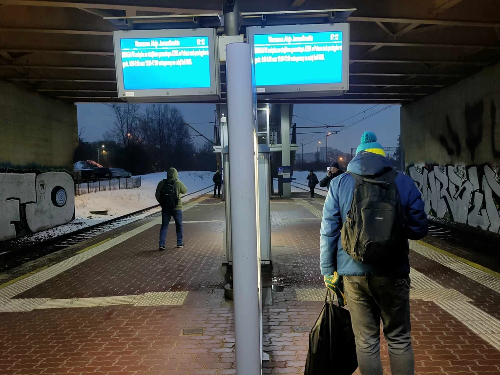 Pasażerowie na przystanku Warszawa Aleje Jerozolimskie
