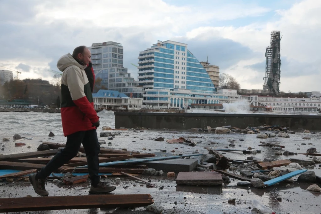 Mieszkaniec Krymu po przejściu sztormu. Ale to nie kaprysy aury są największym zmartwieniem półwyspu