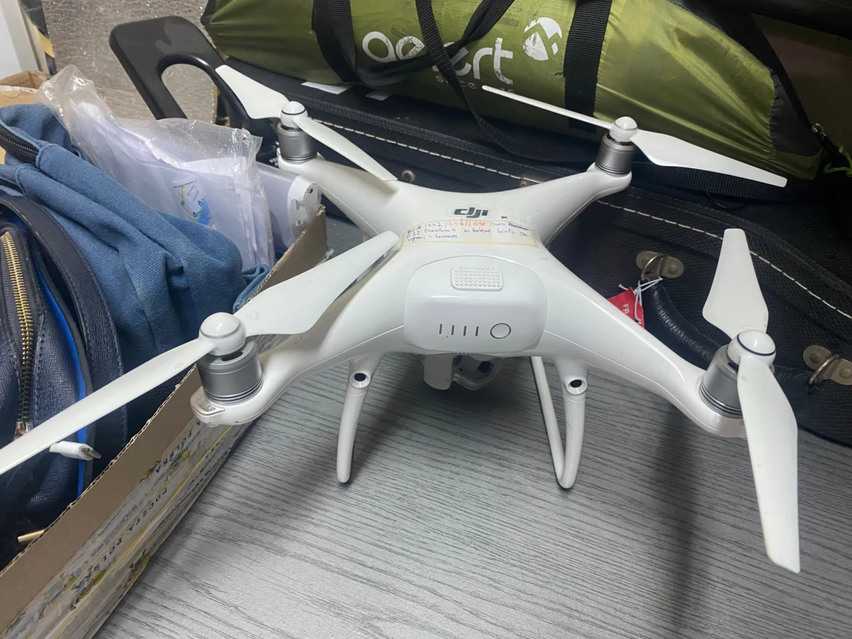 Masażer do stóp, dywan, klarnet czy dron - to najbardziej nietypowe rzeczy, które trafiły do Biura Rzeczy Znalezionych w Warszawie. Mieszkańcy i turyści w ubiegłym roku zgubili prawie 11 tysięcy przedmiotów. Najczęściej dokumenty, telefony, zegarki i elektronikę.