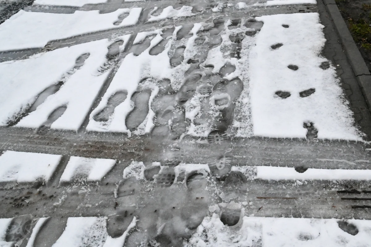 Dziś w pogodzie śnieg, deszcz ze śniegiem lub deszcz. Początkowo niemal wszędzie w Polsce temperatura będzie na plusie, jednak w ciągu dnia zacznie się obniżać. Oznacza to gołoledź. Drogi i chodniki będą śliskie. 