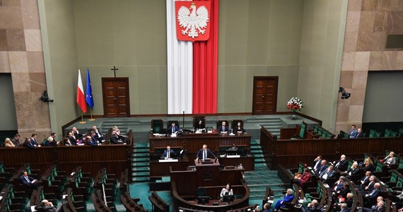 Dziś w Sejmie głosowanie projektu budżetu na 2024 r. Z kolei w przyszłym tygodniu, dokumentem ma się zająć Senat. Ustawa budżetowa do 29 stycznia powinna trafić na biurko prezydenta. 