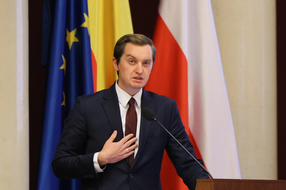 Z porządku obrad dzisiejszego posiedzenia Sejmu zniknęło powołanie członków komisji śledczej do zbadania zakupu i używania w Polsce oprogramowania Pegasus. Potwierdził to marszałek Sejmu Szymon Hołownia. PiS musi znaleźć nowych kandydatów. "To nie koalicja 13 grudnia będzie nam wyznaczała kandydatów do komisji" - odpowiedział Mariusz Błaszczak.