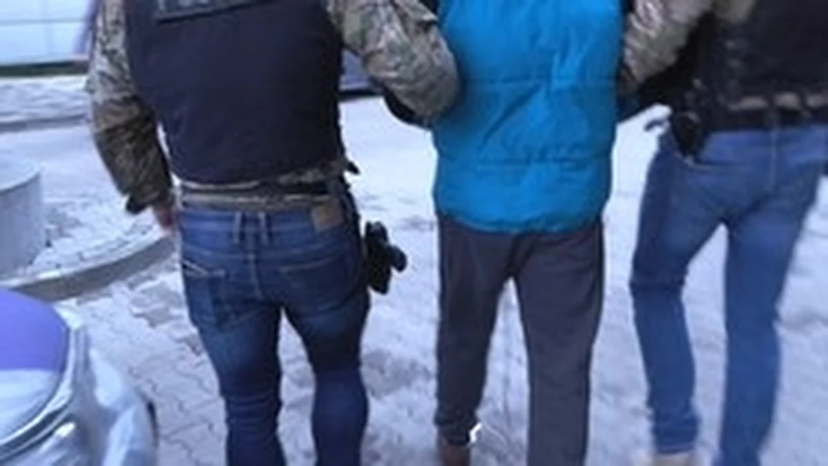 Policjanci z KWP w Katowicach zatrzymali 33-letniego obywatela Bułgarii, który od 10 lat zajmował się handlem ludźmi. Mężczyzna usłyszał zarzuty i trafił do policyjnego aresztu. Grozi mu do 20 lat więzienia.