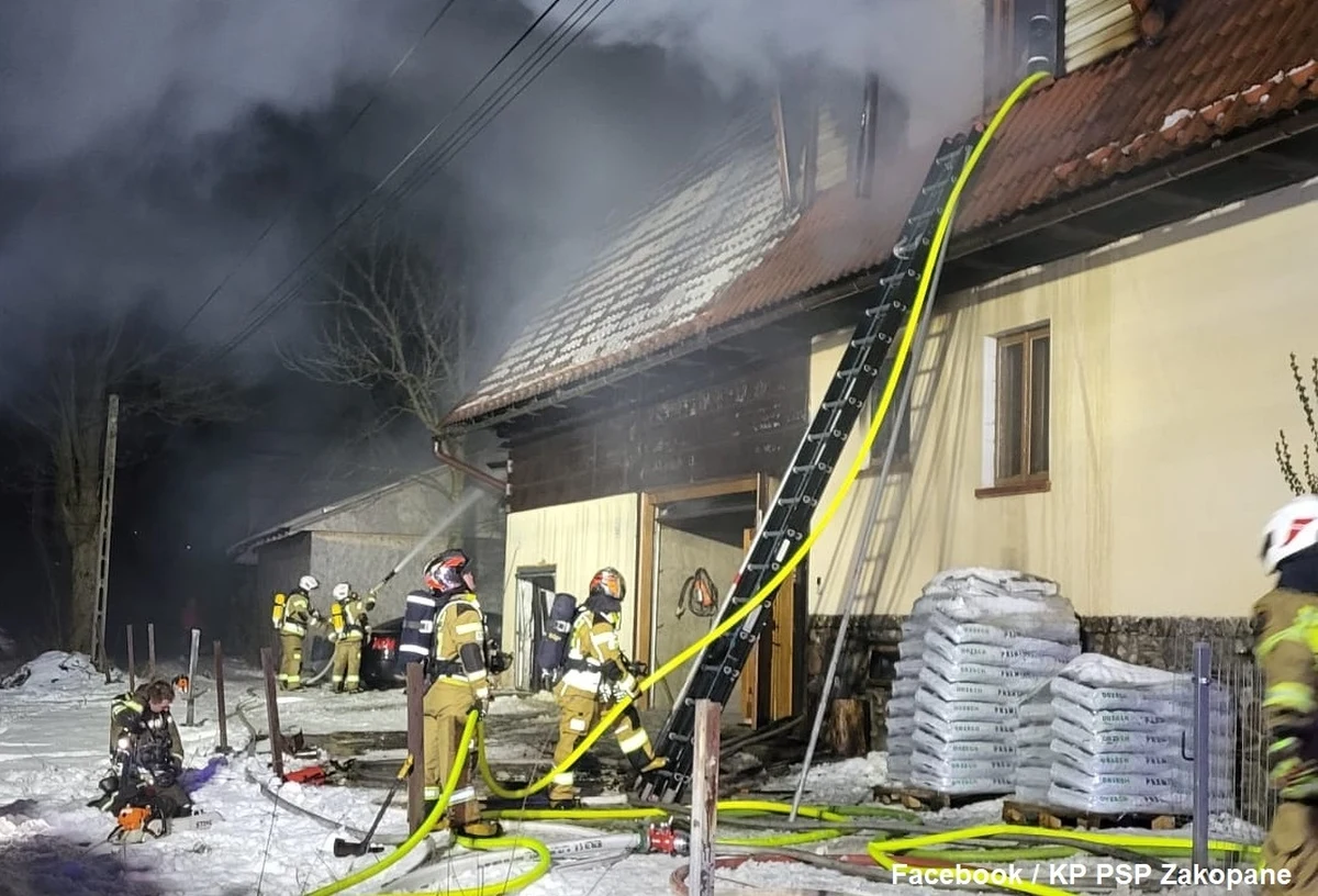 Pożar budynku mieszkalnego w miejscowości Witów koło Zakopanego. Z ogniem walczyli strażacy z PSP i lokalnych OSP.