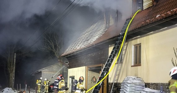 Pożar budynku mieszkalnego w miejscowości Witów koło Zakopanego. Z ogniem walczyli strażacy z PSP i lokalnych OSP.