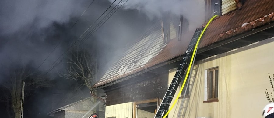 Pożar budynku mieszkalnego w miejscowości Witów koło Zakopanego. Z ogniem walczyli strażacy z PSP i lokalnych OSP.