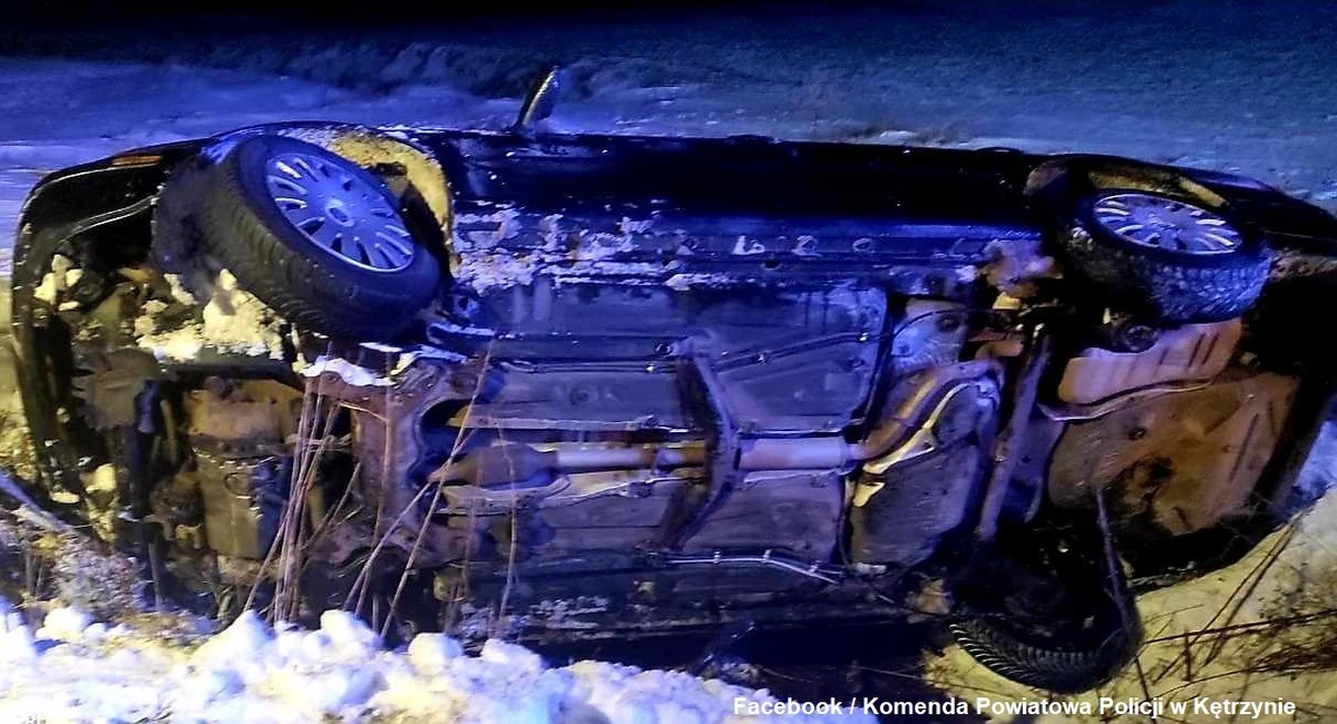 17-latka została przetransportowana do szpitala w wyniku wypadku drogowego koło Kętrzyna w Warmińsko-Mazurskiem. Samochód, którego była pasażerką, wpadł do rowu.