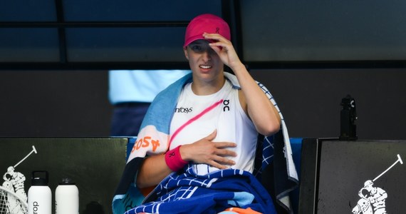 Liderka rankingu tenisistek Iga Świątek przyznała po pokonaniu Amerykanki Danielle Collins 6:4, 3:6, 6:4 w drugiej rundzie wielkoszlemowego Australian Open, że nie miała poczucia kontroli nad przebiegiem meczu. "Cieszę się, że nie straciłam wiary do końca" - podkreśliła.