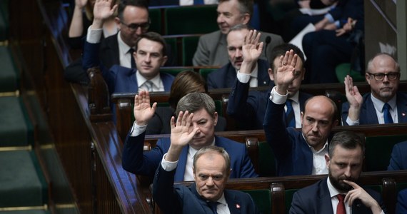 Sejm przyjął w głosowaniu budżet państwa na 2024 rok. Dochody zaplanowano na blisko 682,4 mld zł, a wydatki na 866,4 mld zł, deficyt ma wynieść nie więcej niż 184 mld zł. Ustawa budżetowa do 29 stycznia musi być przedłożona prezydentowi do podpisu. Donald Tusk mówił o "budżecie dla ludzi", a Jarosław Kaczyński o "wielkim skandalu".