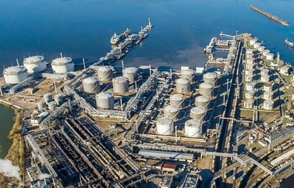 Ukraiński wywiad wojskowy (HUR) przeprowadził w nocy operację specjalną w obwodzie leningradzkim w Rosji, gdzie zaatakowano jedną z baz paliw przy pomocy dronów - ujawnił portal Ukrainska Prawda, powołując się na źródło w wywiadzie.