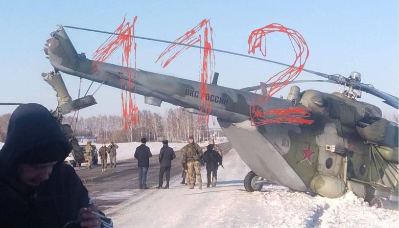 Wygląda na to, że na teren Rosji spadają nie tylko kolejne rosyjskie bomby, ale i śmigłowce. Dziś możemy zobaczyć materiały z awaryjnego lądowania na autostradzie, po którym Mi-8 nadaje się do poważnego remontu.