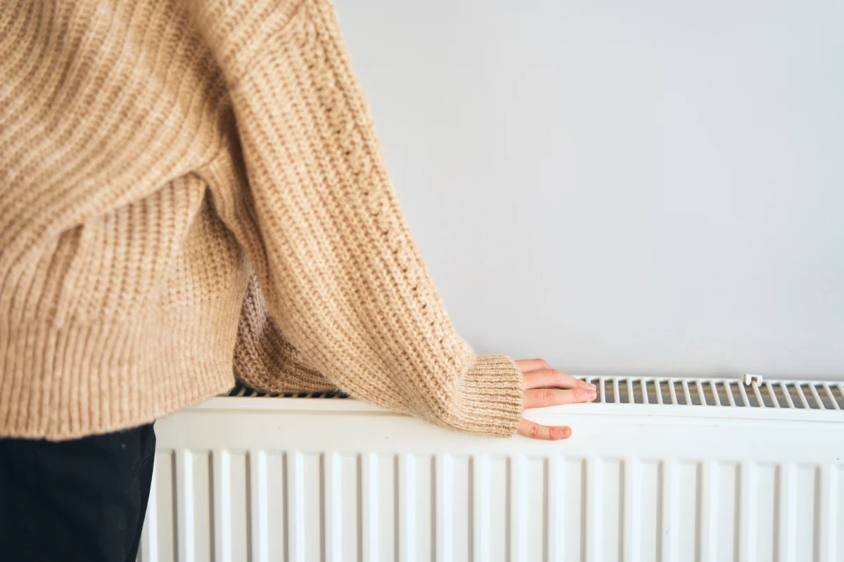 Awaria elektrociepłowni Pomorzany w Szczecinie. Jak informuje reporterka RMF FM Aneta Łuczkowska, oba bloki dostarczające mieszkańcom miasta ogrzewanie i ciepłą wodę przestały działać. To oznacza chłodniejsze kaloryfery na lewobrzeżu miasta.