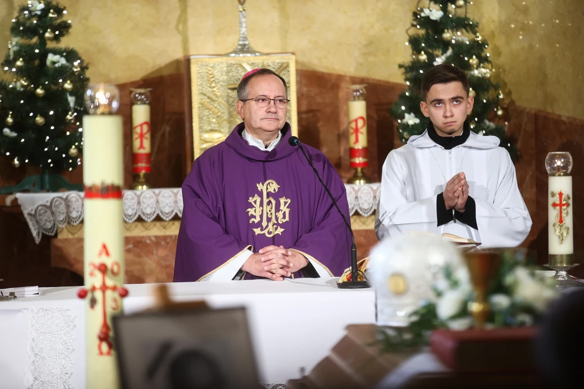 "Pod wieloma względami był jak patron założonej przez niego fundacji" - powiedział o zmarłym ks. Tadeuszu Isakowiczu-Zaleskim biskup krakowski Damian Muskus podczas homilii wygłoszonej podczas mszy św. pogrzebowej. "Jak św. Brat Albert był radykałem, który szedł całe życie pod prąd, jak on był wrażliwy na ludzkie biedy i jak on pośród tych bied zamieszkał. Jak on przechodził swoje noce ciemne. Jak on musiał mierzyć się z wszechobecną krytyką" - mówił biskup. Na naszej stronie internetowej publikujemy całą treść homilii bp. Muskusa.