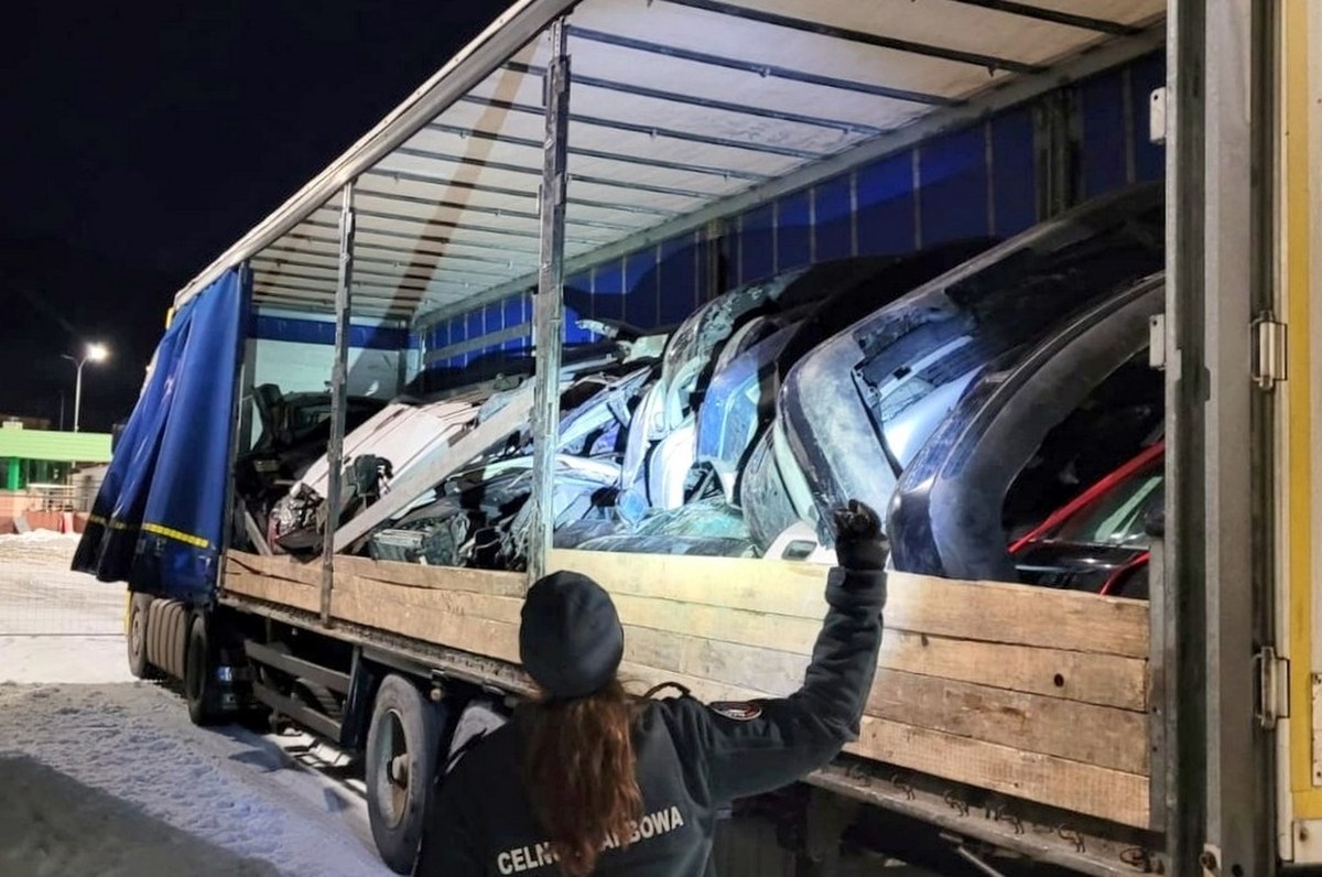Ciężarówka przewożąca ponad 12 ton używanych części samochodowych została zatrzymana w pobliżu polsko-litewskiej granicy. 26-letniemu kierowcy z Białorusi grozi 12 lat więzienia.