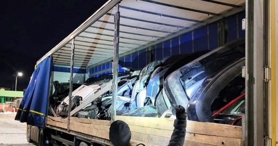 Ciężarówka przewożąca ponad 12 ton używanych części samochodowych została zatrzymana w pobliżu polsko-litewskiej granicy. 26-letniemu kierowcy z Białorusi grozi 12 lat więzienia.