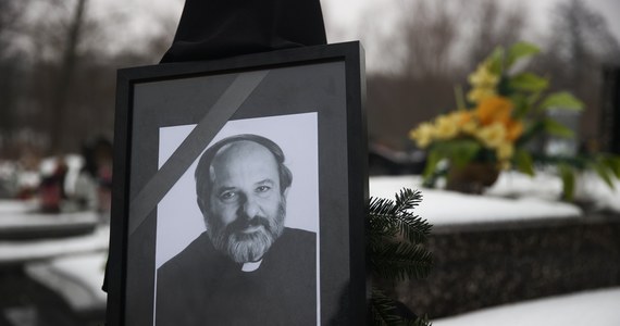 "Tadzik nauczył nas miłości" - powiedziała Anna Dymna w trakcie uroczystości pogrzebowej o zmarłym ks. Tadeuszu Isakowiczu-Zaleskim. Kapłan spoczął w kaplicy na cmentarzu w podkrakowskiej Rudawie.