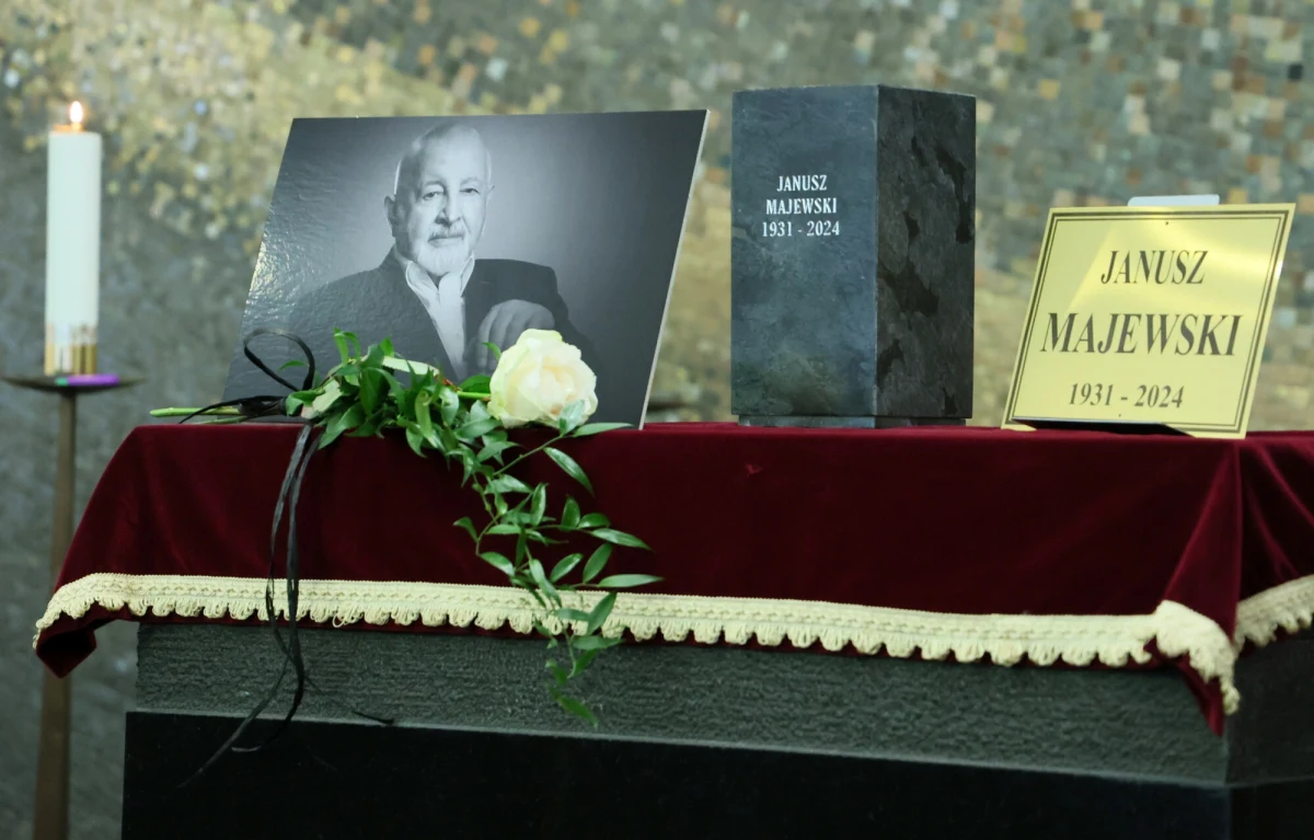 Na Powązkach Wojskowych w Warszawie pochowano dziś Janusza Majewskiego. Reżyser takich filmów jak "Zaklęte rewiry", "C.K. Dezerterzy" czy  "Excentrycy, czyli po słonecznej stronie ulicy" zmarł 10 stycznia w wieku 92 lat. "Kochał życie i kochał kino. Była to miłość długa, spełniona i odwzajemniona" - mówił o nim kanclerz Warszawskiej Szkoły Filmowej Maciej Ślesicki. 