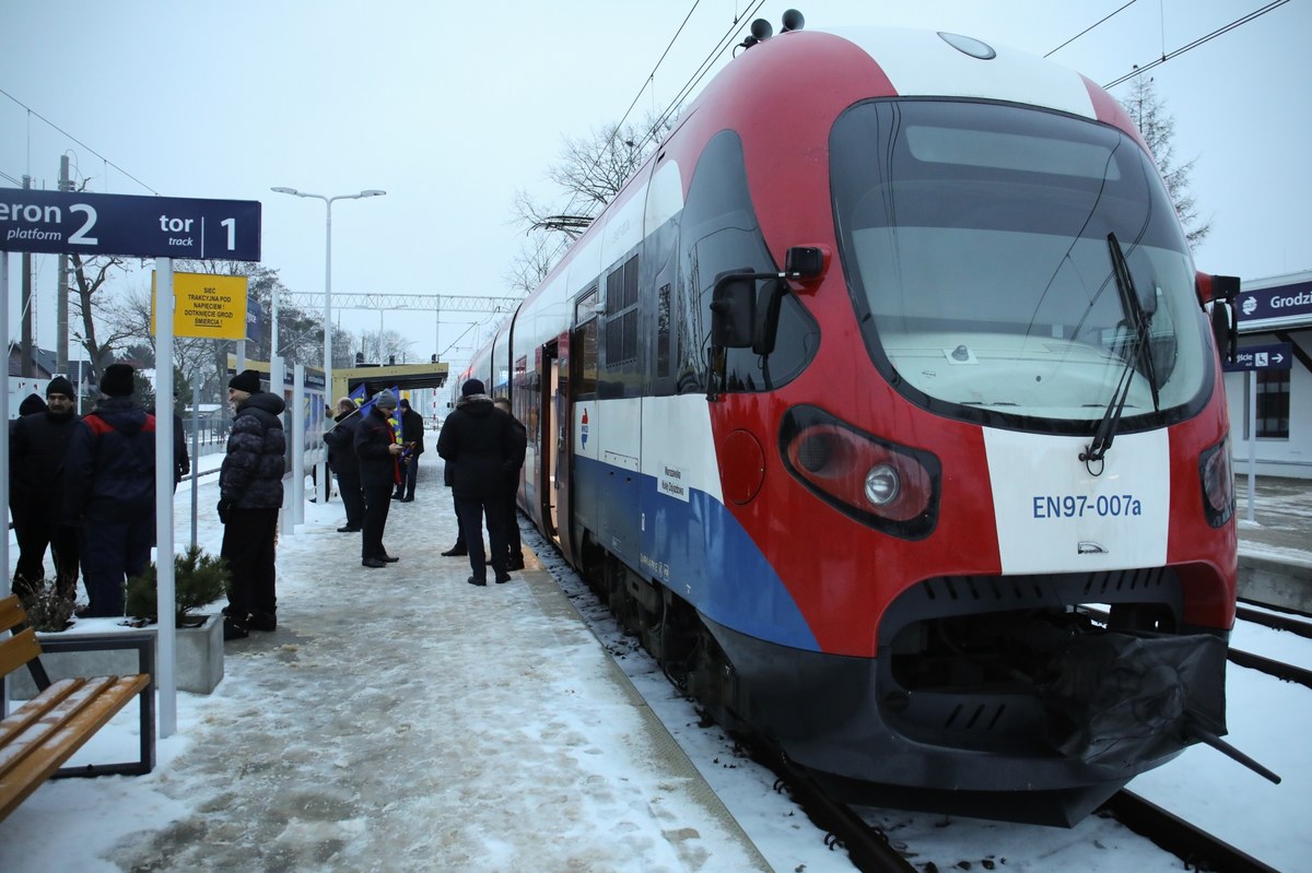 Jutro w południe mają być wznowione negocjacje w sprawie podwyżek maszynistów Warszawskiej Kolei Dojazdowej - dowiedział się dziennikarz RMF FM. Rano pracownicy spółki WKD rozpoczęli strajk generalny. 