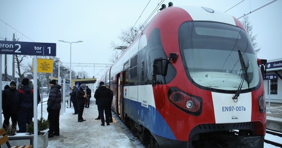 Jutro w południe mają być wznowione negocjacje w sprawie podwyżek maszynistów Warszawskiej Kolei Dojazdowej - dowiedział się dziennikarz RMF FM. Rano pracownicy spółki WKD rozpoczęli strajk generalny. 