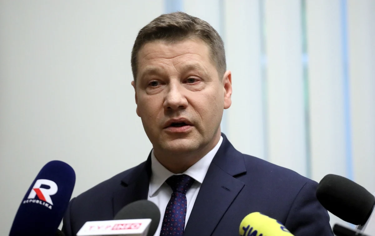 Ministerstwo Sprawiedliwości wszczęło procedurę odwołania ze stanowiska prezesa Sądu Apelacyjnego w Warszawie sędziego Piotra Schaba. "Biorąc pod uwagę, że sędzia Piotr Schab wielokrotnie nadużył władzy – zarówno pełniąc funkcje administracyjne w wymiarze sprawiedliwości, jak i funkcję rzecznika dyscyplinarnego, minister sprawiedliwości uznał, że dalsze pełnienie przez niego obu tych funkcji bezpośrednio zagraża dobru wymiaru sprawiedliwości" - czytamy w komunikacie.  