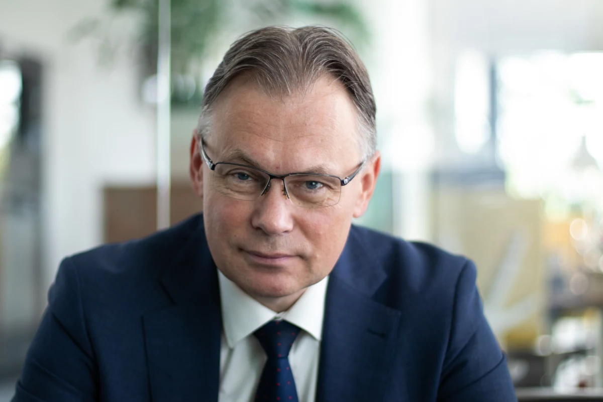 Arkadiusz Mularczyk nie sądzi, by zatrzymany przez CBA Piotr Wawrzyk poszedł do więzienia. „Wczytując się w zarzuty – istnieje poważna wątpliwość co do ich zasadności” – powiedział gość Rozmowy o 7:00 w RMF FM i internetowym Radiu RMF24. Zarzuty w postępowaniu przygotowawczym  – przypomnijmy - dotyczą przekroczenia uprawnień w celu osiągnięcia korzyści majątkowej przez inną osobę oraz udostępnienia informacji osobie nieuprawnionej. „Znam Piotra Wawrzyka i jestem przekonany o jego uczciwości” – zapewniał poseł PiS. 