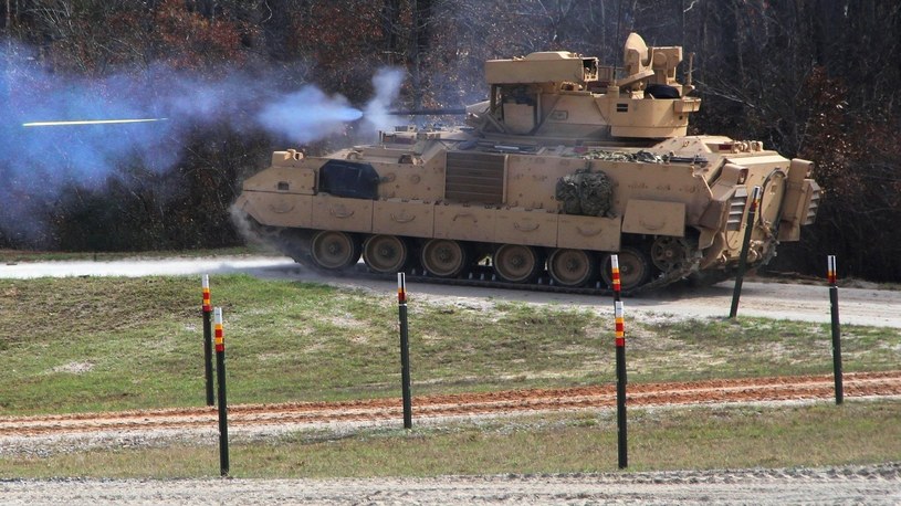 Siły Zbrojne Ukrainy pokazały film, na którym w spektakularny sposób amerykański M2A2 Bradley dosłownie rozrywa na kawałki za pomocą swojego działa Bushmaster samą dumę Putina, czyli czołg T-90.