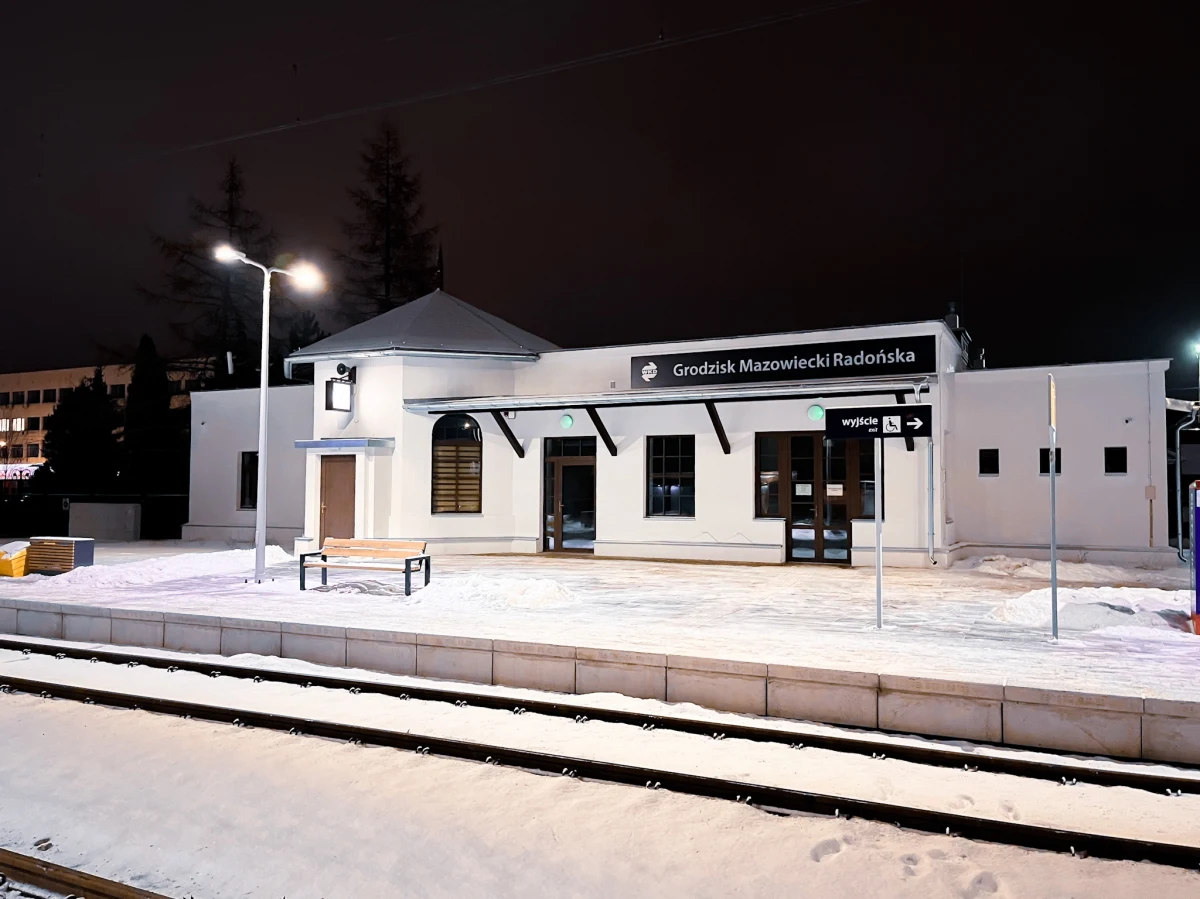 Pasażerowie Warszawskiej Kolei Dojazdowej kolejny dzień musieli liczyć się z utrudnieniami z powodu strajku maszynistów. Pociągi podobnie jak wczoraj od godziny 6 do 8 nie woziły pasażerów. W południe mają być wznowione negocjacje z maszynistami.