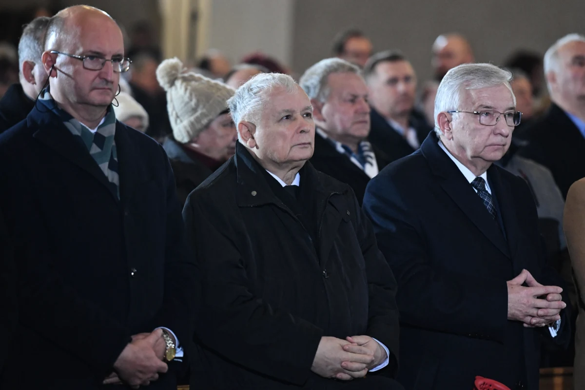 Arkadiusz Mularczyk tłumaczy prezesa PiS. Jarosław Kaczyński stwierdził w środę w Sejmie, że nie wie, kim jest Piotr W. W ten sposób odpowiedział na prośbę o komentarz ws. zatrzymania przez CBA wiceszefa MSZ w rządzie Prawa i Sprawiedliwości. Dzień później pamięć mu wróciła. "Oczywiście, że kojarzę" - stwierdził. 