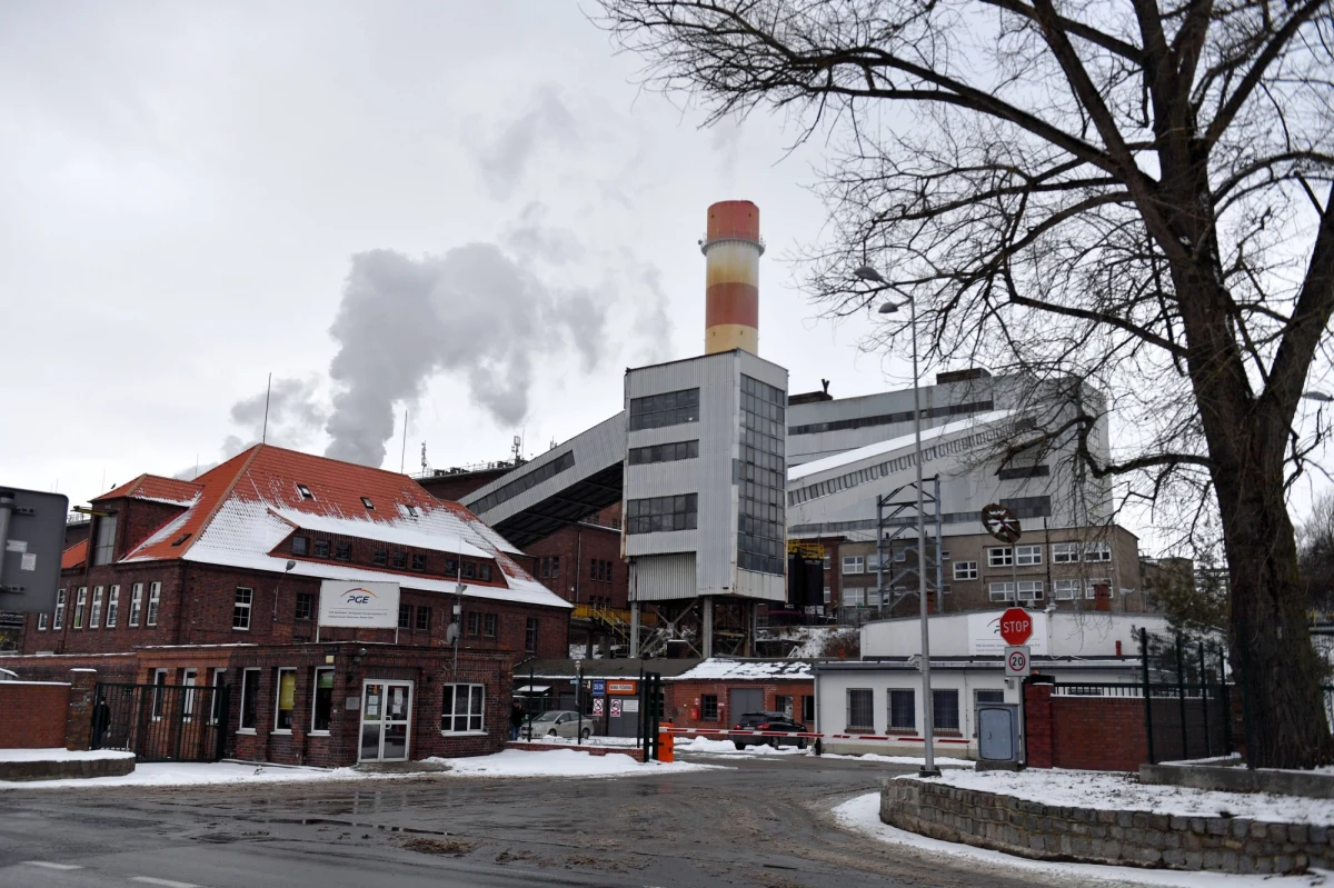 Dobre wieści dla mieszkańców Szczecina. Awaria w elektrociepłowni Pomorzany, która doprowadziła do wyłączenia tego największego w mieście dostawcy ciepła, została już zlokalizowana i trwa jej usuwanie. "To się stanie w ciągu najbliższych kilkunastu godzin" - powiedział przed południem Artur Michniewicz z PGE Polskiej Grupy Energetycznej.