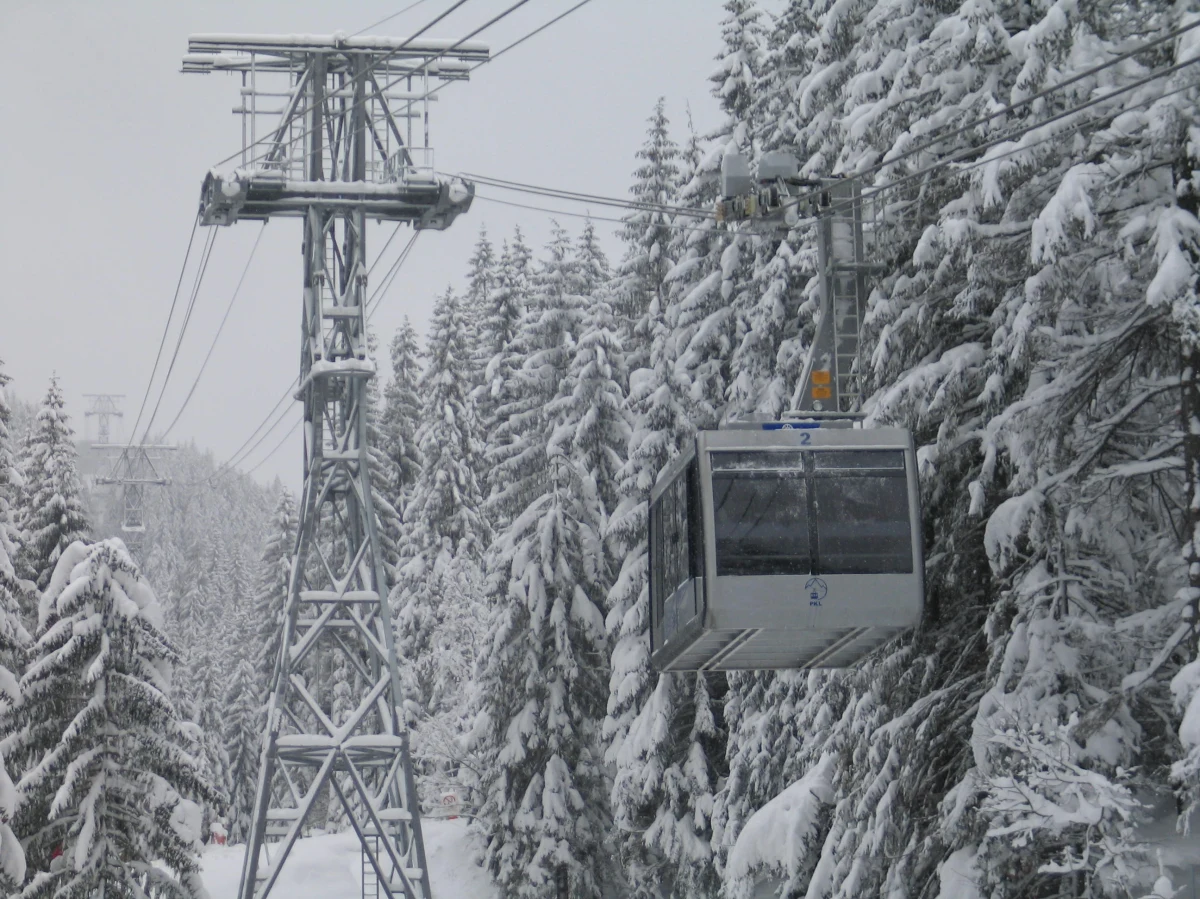 Kolejka linowa na Kasprowy Wierch od wczoraj nie kursuje. Powodem jest awaria modułu zasilania. "To część, którą trzeba sprowadzić z zagranicy, więc naprawa może potrwać" - mówi Marta Grzywa z Polskich Kolei Linowych.