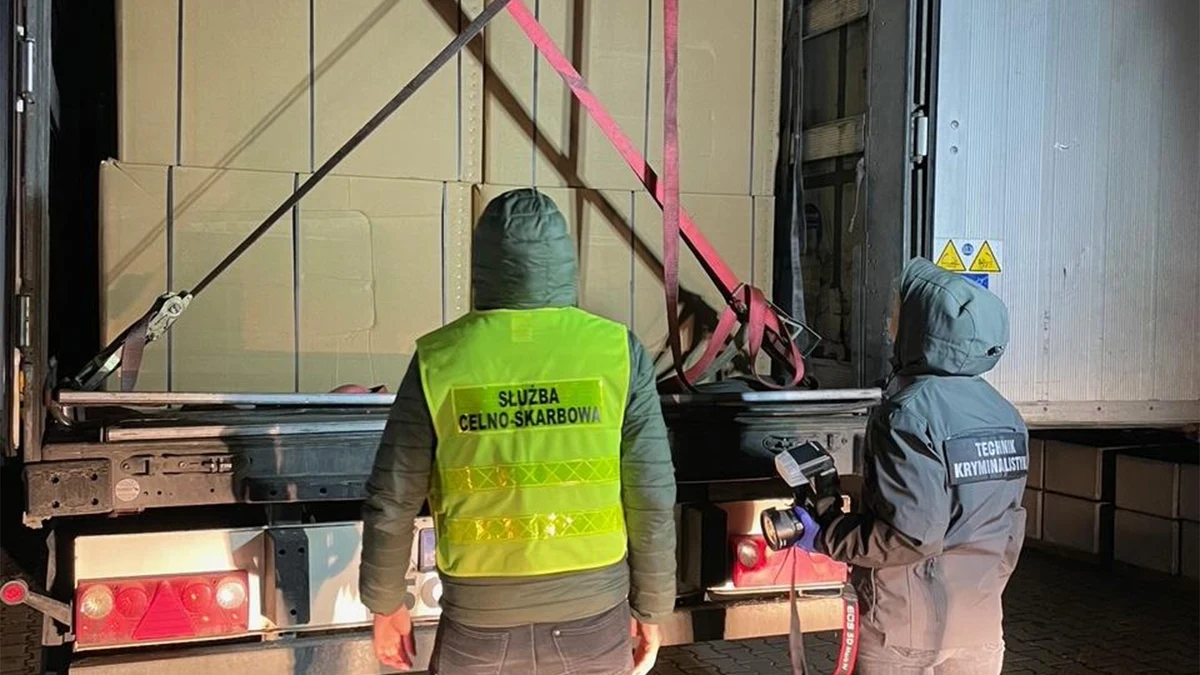 16 ton suszu tytoniowego bez akcyzy przewozili kierowców w dwóch ciężarówkach, które służby celne skontrolowały w powiecie łęczyckim w Łódzkiem. Gdyby tytoń trafi do sprzedaży, Skarb Państwa straciłby ponad 9 mln złotych.    