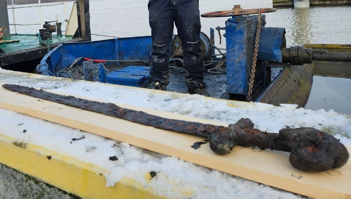 O niezwykle cennym znalezisku mówi konserwator zabytków Sambor Gawiński. Chodzi o miecz wikinga datowany na IX-X wiek, który został znaleziony na dnie Wisły we Włocławku. "Były to przedmioty luksusowe. Na ziemiach polskich takich mieczy znaleziono trzynaście" - powiedział kierownik Instytutu Archeologii Uniwersytetu Mikołaja Kopernika w Toruniu prof. dr hab. Wojciech Chudziak. Na głowni miecza widnieje tajemnicza inskrypcja, która wskazuje na jego elitarne pochodzenie.