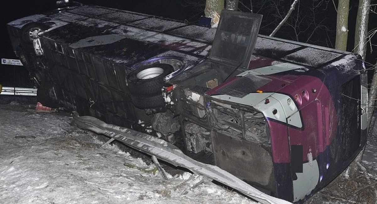 Dramatyczny wypadek drogowy w Lubelskiem. Kierujący autokarem wpadł w poślizg, w wyniku czego pojazd przewrócił się na bok i uderzył w drzewo. Do szpitala przewieziono trzy osoby.