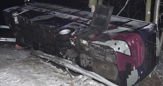 Dramatyczny wypadek drogowy w Lubelskiem. Kierujący autokarem wpadł w poślizg, w wyniku czego pojazd przewrócił się na bok i uderzył w drzewo. Do szpitala przewieziono trzy osoby.