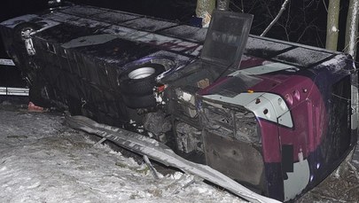 Autokar wypadł z drogi i uderzył w drzewo. Trzy osoby ranne