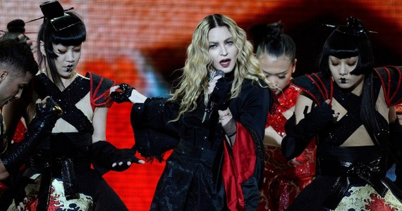 Dwóch fanów piosenkarki Madonny pozwało ją do sądu z powodu dwugodzinnego opóźnienia koncertu. Wpłynęło to na ich zdolność do "wypełniania obowiązków rodzinnych i służbowych następnego dnia" - poinformował dziennik "The Guardian".