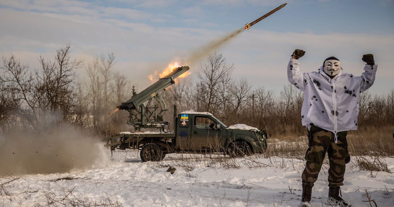 Ukraińscy żołnierze pochwalili się w sieci kolejną imponującą "samoróbką". Tym razem chodzi o improwizowaną wyrzutnię na podwoziu pickupa, którą nazwali "Mobilny Koszmar". 