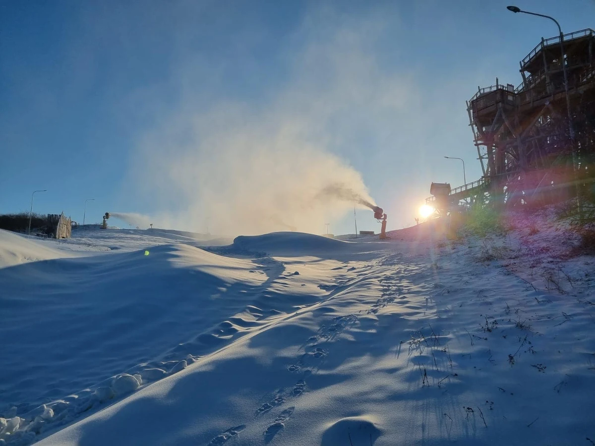 Dzisiaj przed uczniami z województw warmińsko-mazurskiego i podlaskiego ostatni dzień nauki przed feriami. Później czeka ich zimowe szaleństwo na nartach czy sankach. Na Warmii i Mazurach funkcjonują obecnie cztery stoki narciarskie. Wszędzie panują dobre warunki.