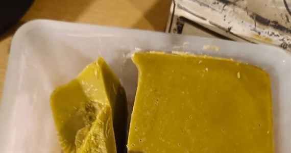 Policjanci z Wrocławia nie spodziewali się, że ich interwencja w sprawie awantury domowej będzie miała taki finał. Odkryli 500 porcji marihuany i masło z THC w lodówce, a dwoje skłóconych ze sobą dorosłych trafiło do aresztu.   