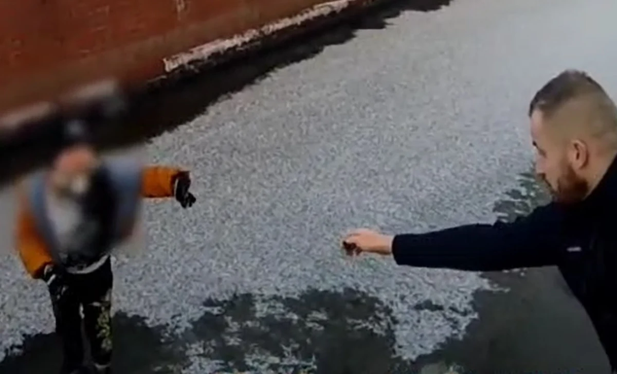 Chwile grozy na Kanale Raduni w Gdańsku: pod 9-latkiem załamał się lód. Przerażonemu dziecku pomogli przechodnie i policjanci. Poniżej publikujemy nagranie z tej akcji. 