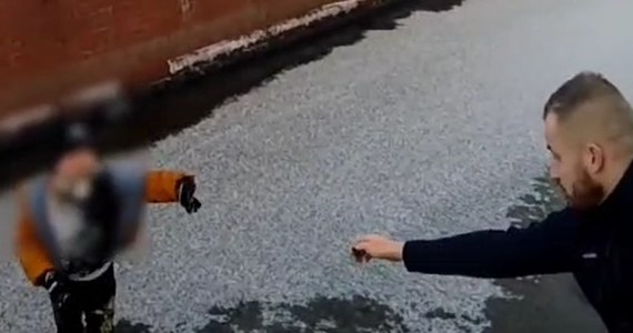 Chwile grozy na Kanale Raduni w Gdańsku: pod 9-latkiem załamał się lód. Przerażonemu dziecku pomogli przechodnie i policjanci. Poniżej publikujemy nagranie z tej akcji. 