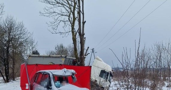 Nie żyje 19-letni kierowca hondy, który w Małaszewiczach Małych na śliskiej jezdni stracił panowanie nad kierownicą i uderzył bokiem w jadąca z naprzeciwka ciężarówkę.