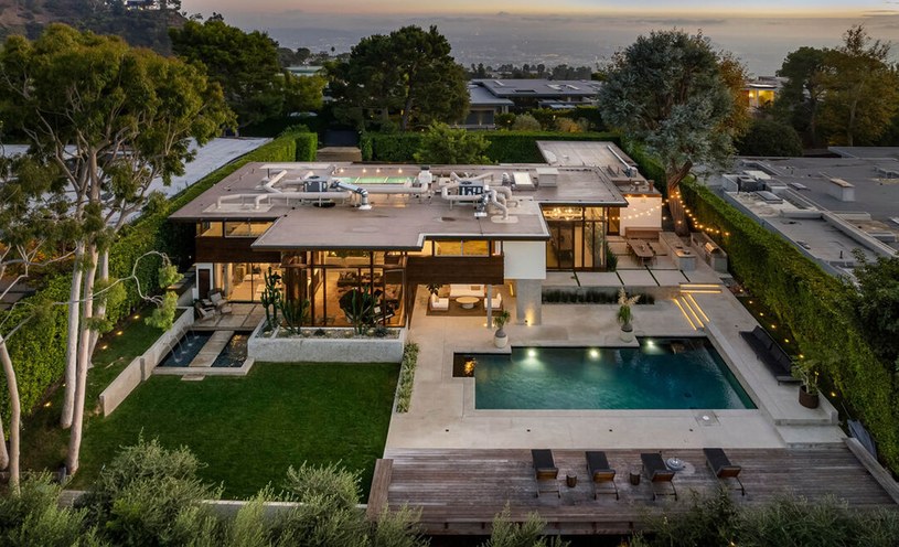 Po prawie siedmiu latach Charlie Puth zamierza wyprowadzić się ze swojej posiadłości w Beverly Hills. Wokalista wystawił na sprzedaż swój ponad 50-letni luksusowy dom. Cena wywoławcza to 17 milionów dolarów. 