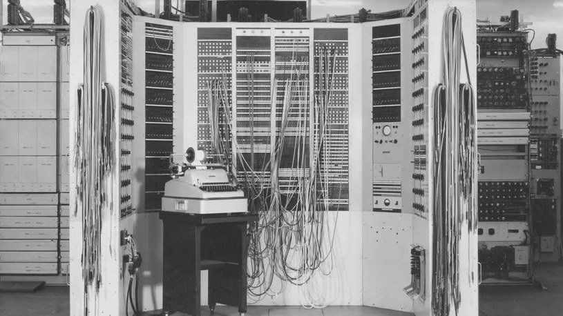 Wielka Brytania opublikowała zdjęcia, które nigdy wcześniej nie ujrzały światła dziennego. Możemy na nich oglądać Colossusa, czyli tajny brytyjski komputer łamiący szyfry, który przyczynił się do wygrania przez aliantów II wojny światowej.