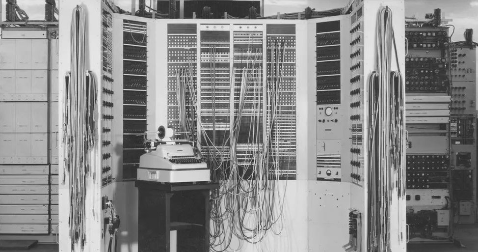 Wielka Brytania opublikowała zdjęcia, które nigdy wcześniej nie ujrzały światła dziennego. Możemy na nich oglądać Colossusa, czyli tajny brytyjski komputer łamiący szyfry, który przyczynił się do wygrania przez aliantów II wojny światowej.