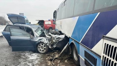 Zderzenie autobusu z osobówką koło Rzeszowa. Sześć osób rannych