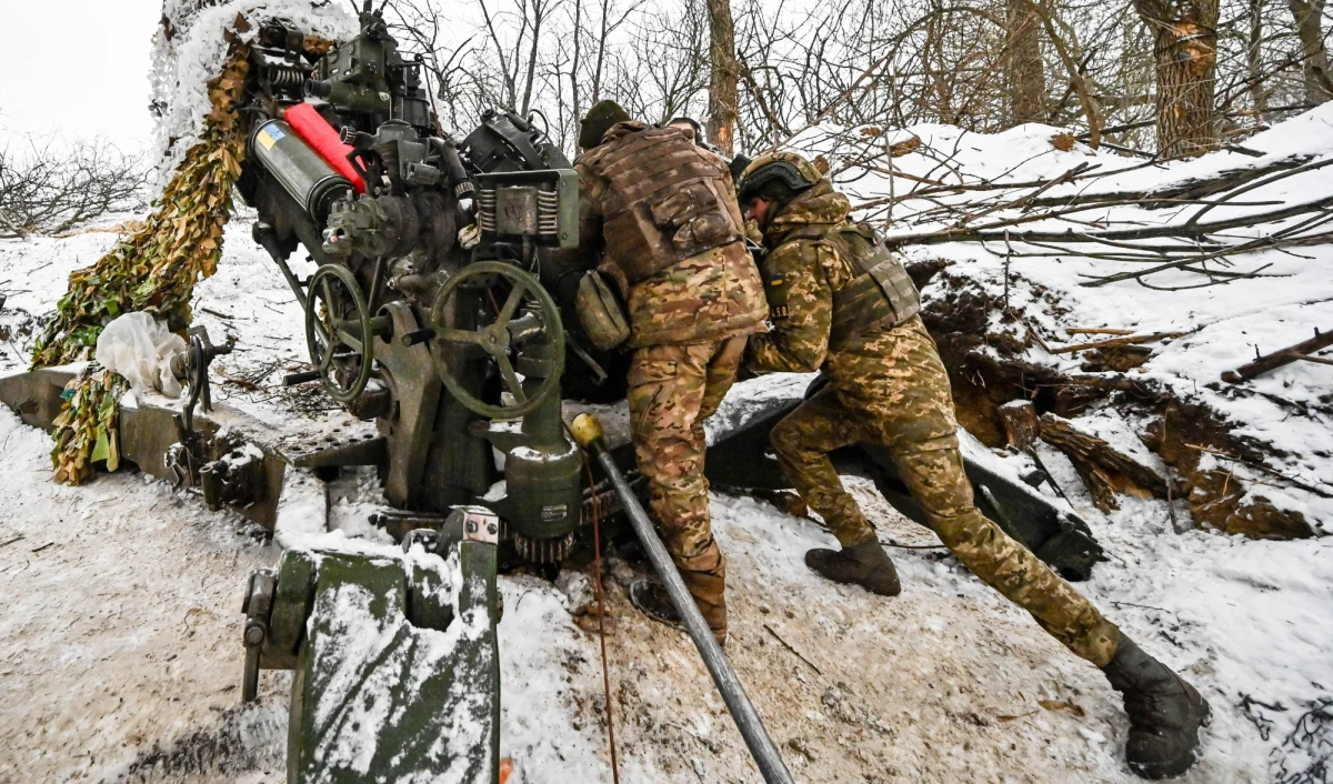 Rosyjskie ataki na wschodzie Ukrainy są przyczynkiem do zakrojonej na szeroką skalę ofensywy, którą Kreml planuje przeprowadzić tego lata - pisze "Financial Times", powołując się na anonimowych ukraińskich urzędników i ustalenia amerykańskiego wywiadu. Rosjanie mają ambitne plany - mogą spróbować zająć Charków, a nawet Kijów.